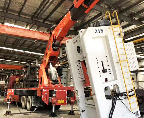 怀化附近随车吊出租，轻松解决运输难题