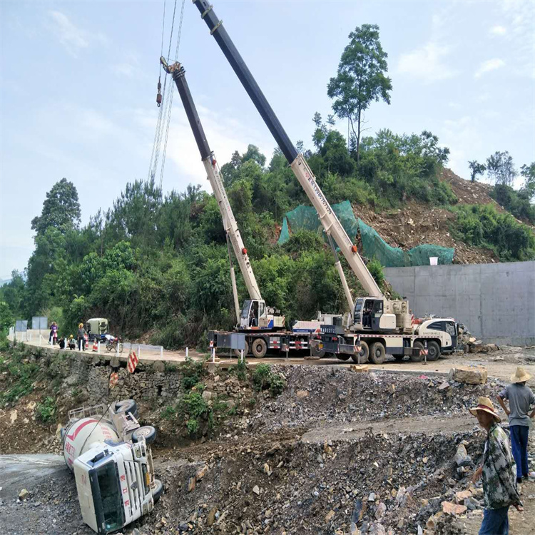 怀化汽车掉沟里叫吊车救援要多少钱